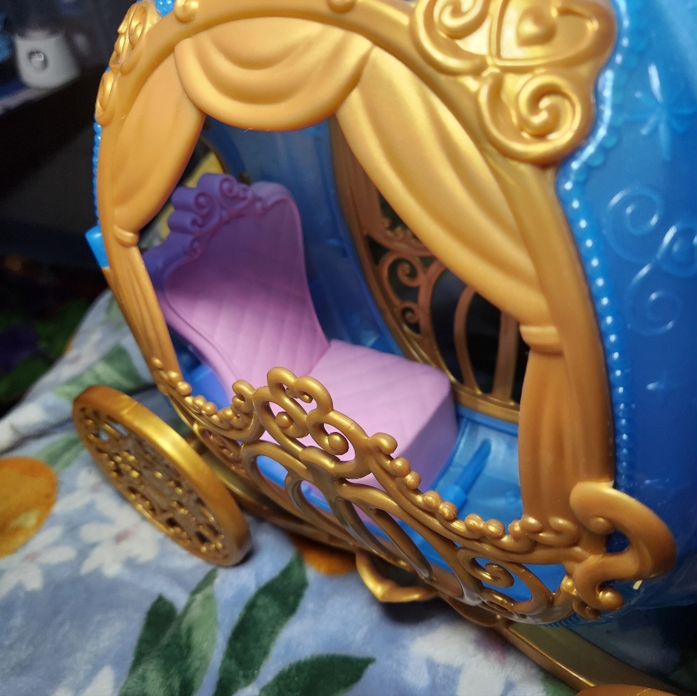 Mattel Disney Cinderella Blue and Gold Carriage - Picture 2 of 9